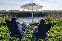 Camping am Wasser in der niederländischen Provinz Friesland